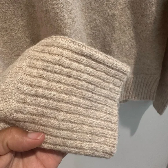 NWT American Eagle tan oversized V-Neck Sweater small - Picture 4 of 7